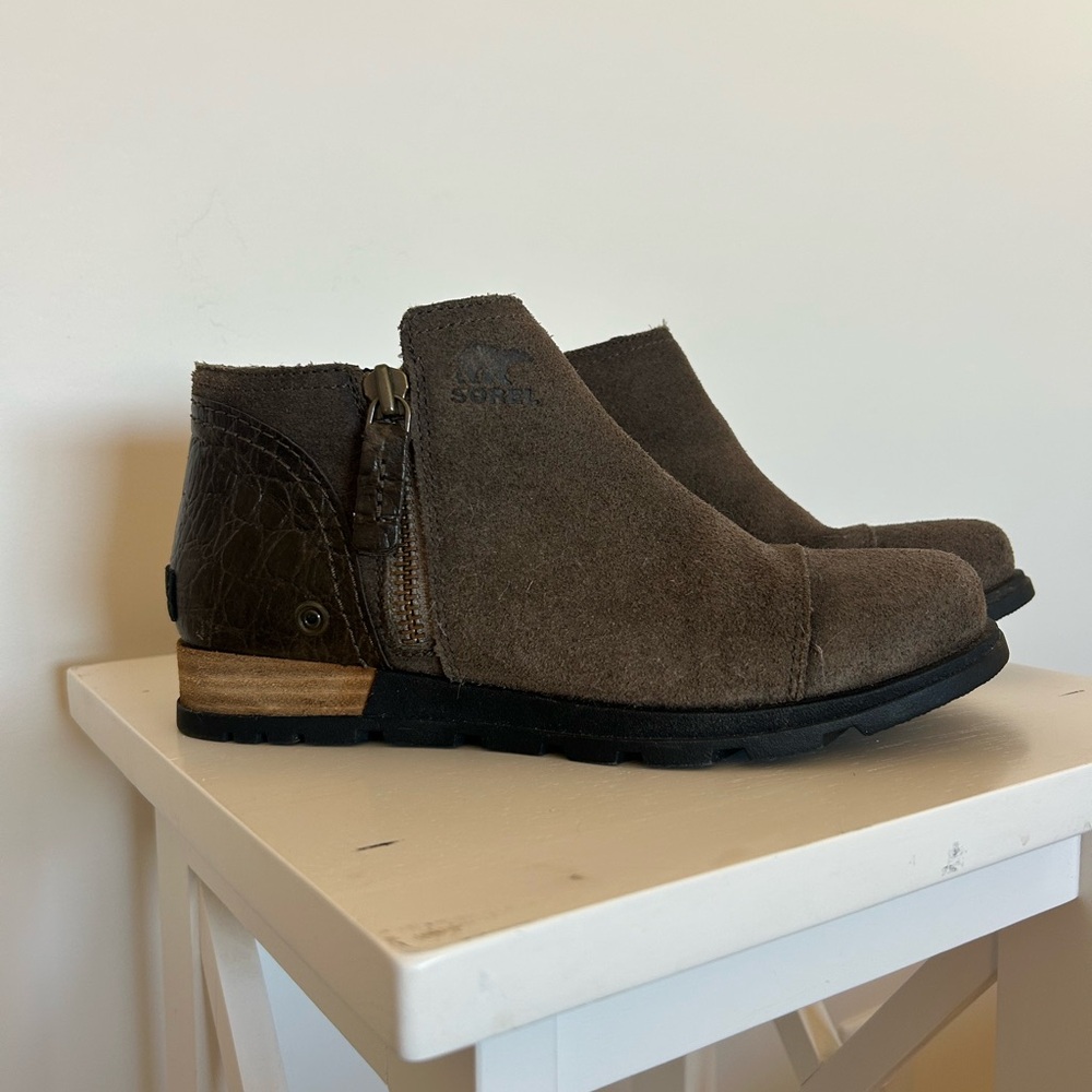 Sorel Emelie Chelsea Boots - Brown Suede, Size 6.5
